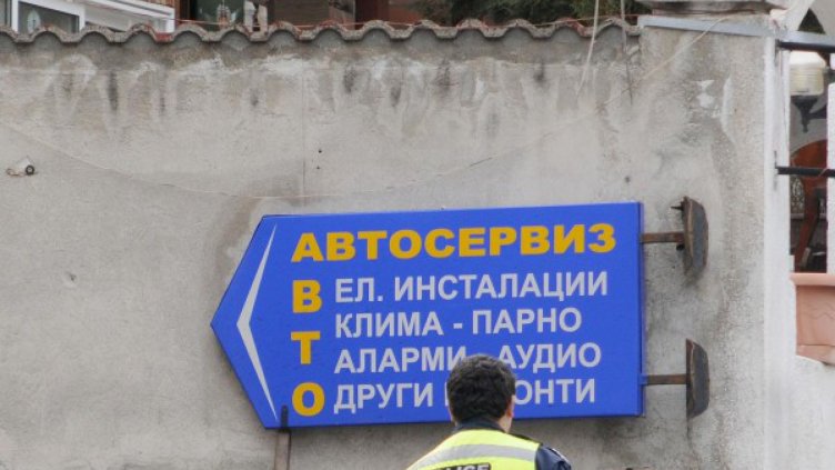 Мъже крадат коли в Добрич, продадоха ги на варненец