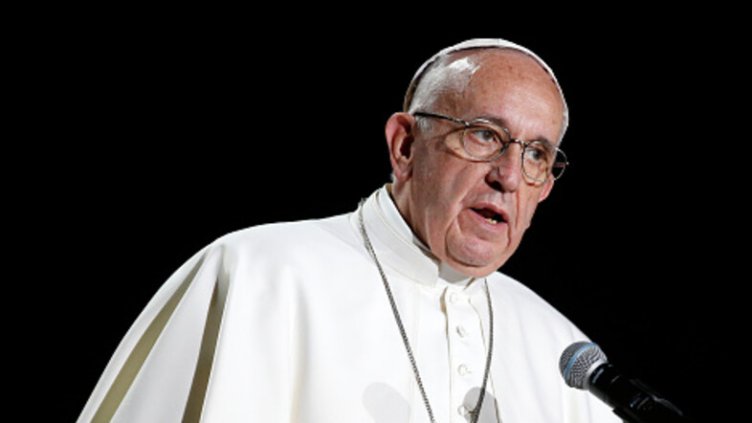 Папата се даврандиса, но "не е извън опасност"