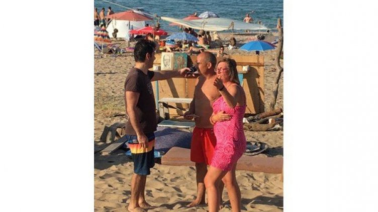 Плажуващи си правят гаргара с премиера по плувки, обграден от НСО-то