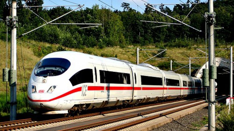 Поркани германски баби влудиха влак. Извлачиха ги с над 4 промила