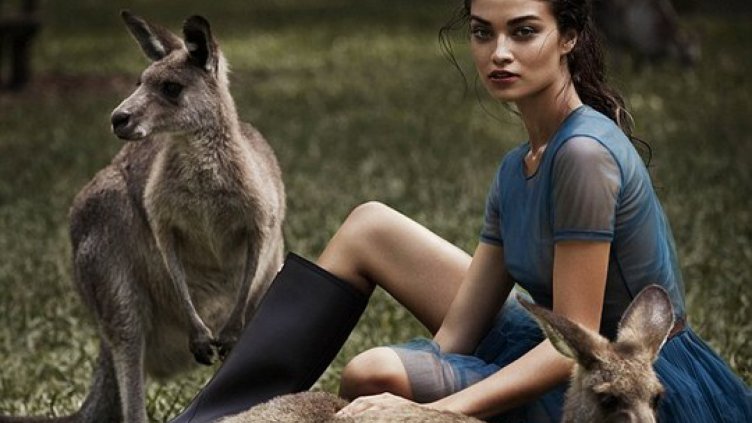 Екзотичната Шанина Шейк общува с природата