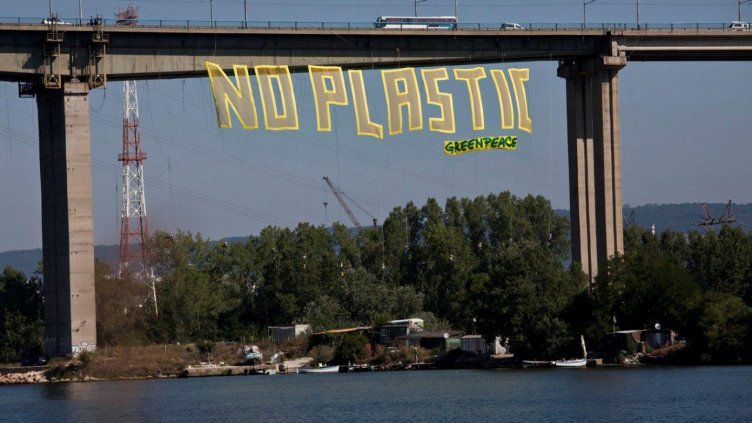 Активисти на Грийнпийс спуснаха 50-метров банер от Аспаруховия мост
