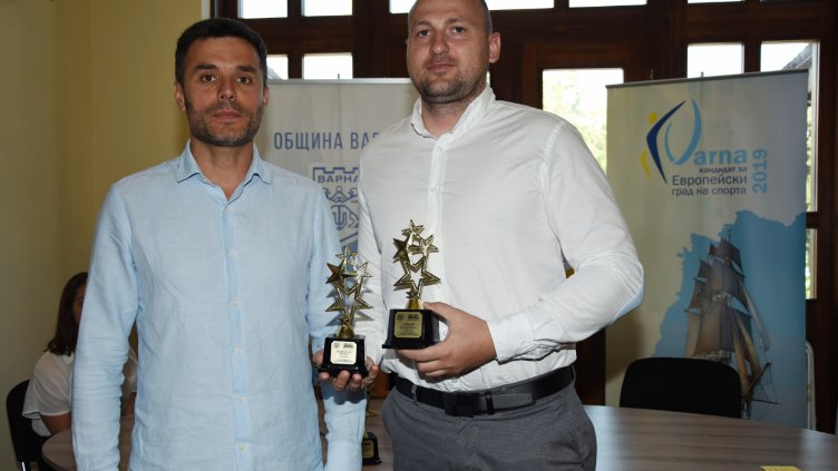 Треньорът на хандбалния Локомотив Никола Карастоянов получи отличието за отбор на месеца от директора на общинската дирекция Спорт Кристиан Димитров. Снимка Пламен Гутинов