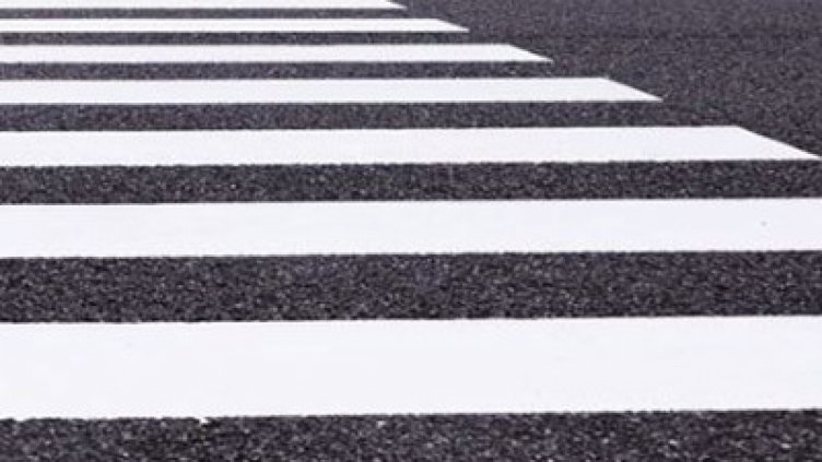 Две жени пострадаха, блъснати на пешеходни пътеки във Варна