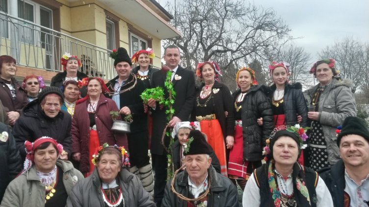 В Тополи “захраниха” лозите с вино и хляб