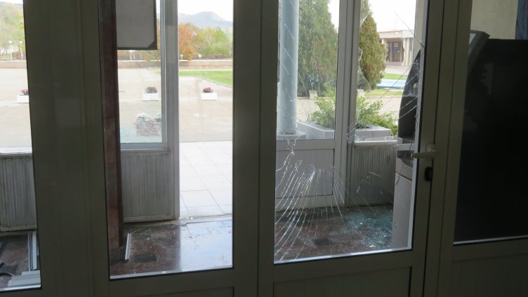 Интересно дали Девненската прокуратура ще се самосезира за счупените стъкла на административната сграда на &quot;Солвей Соди&quot;.