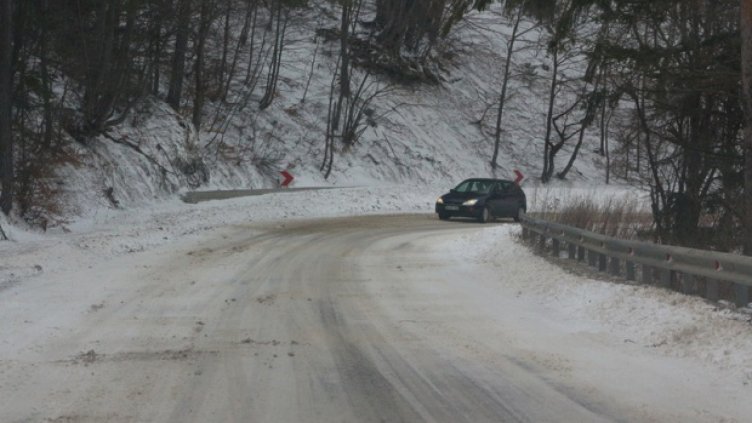 Силен снеговалеж на пътя Батак-Доспат