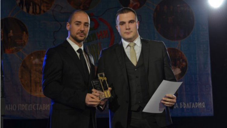 Борис Андонов с наградата(вдясно)