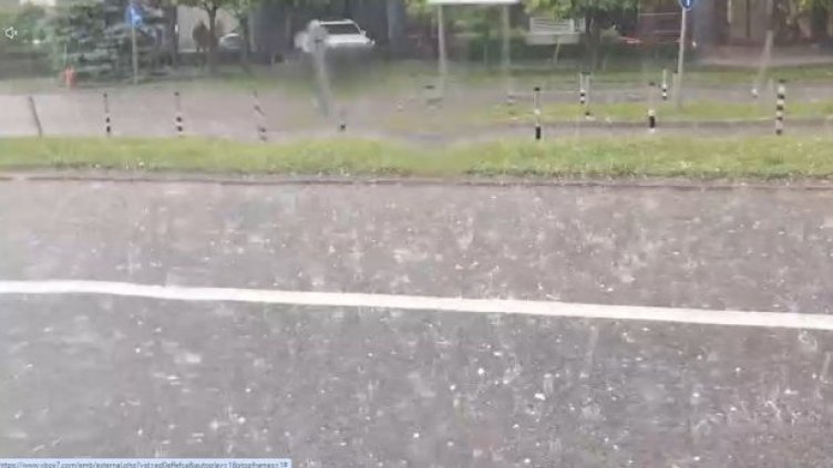 Бури с гръмотевици и през днешния ден