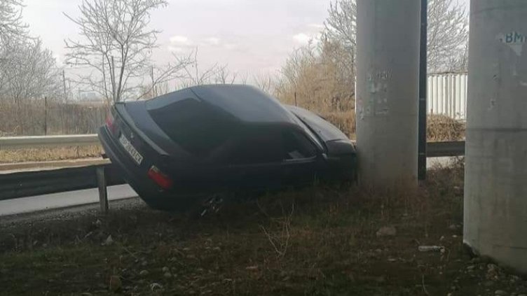 Какво ли го е мъчило това БМВ, та чак мантинелата надкрачило? СНИМКИ