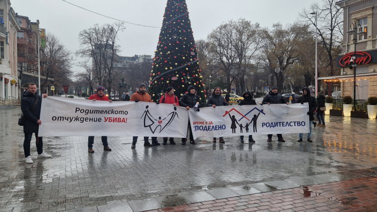 Родители се събраха на протест в центъра на Варна