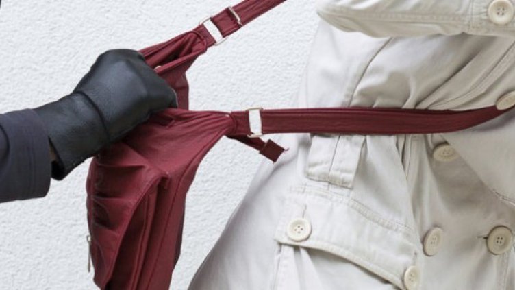 Деца дърпат дамски чанти из Варна