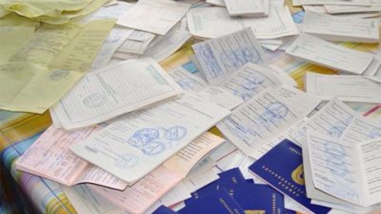 Лекарите може да издават болнични и на хартия още 6 месеца