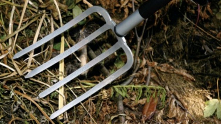 Пиян нападна с вила полицай 