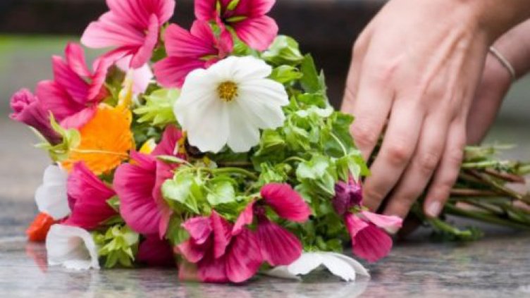 Варненци поставят цветя пред сградата на Алианс франсез