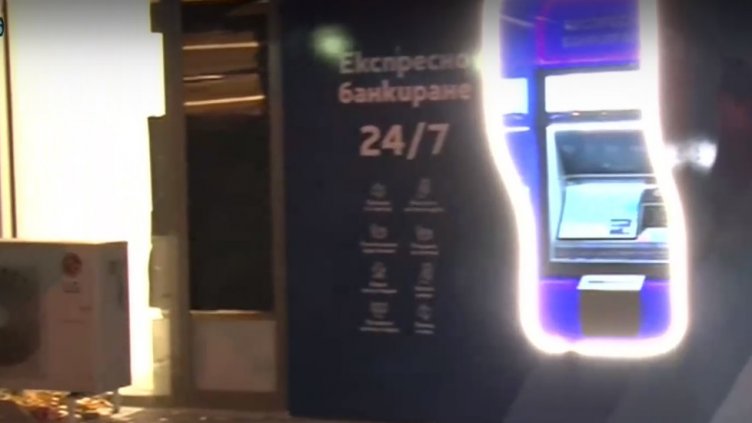 Мъж разби банка с камък (ВИДЕО)