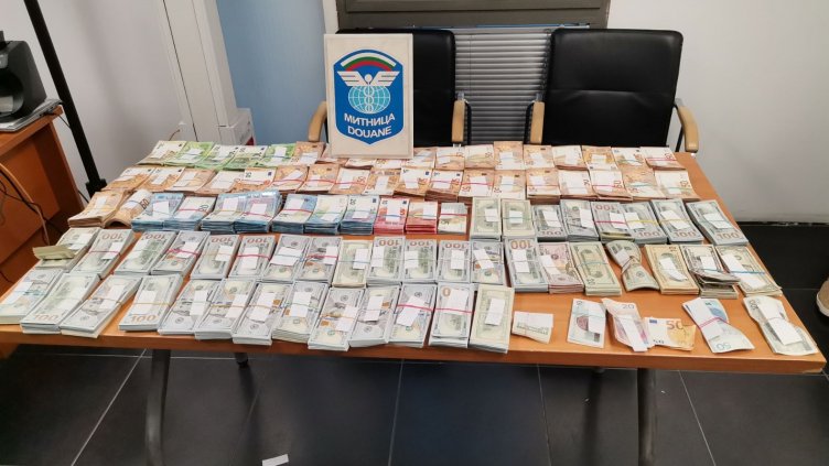 Недекларирана валута на стойност над 1 034 000 лева откриха на МП "Капитан Андреево" 