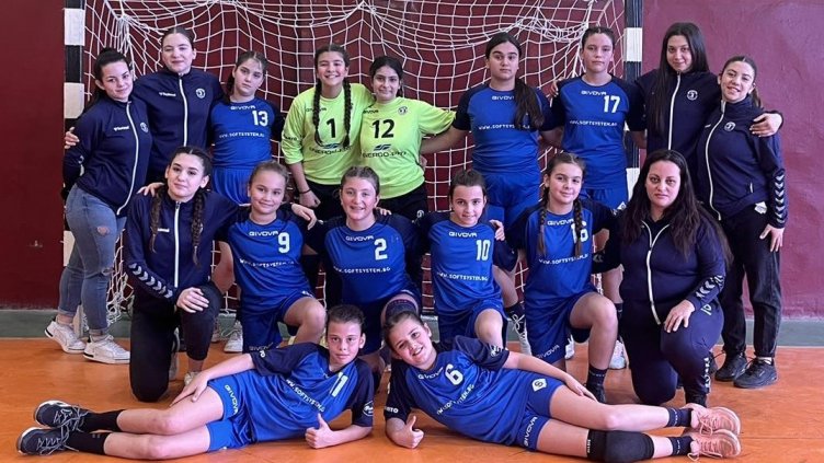 Младите хандбалистки на „Хера – Варна“ с нови 2 победи, атакуват първото място