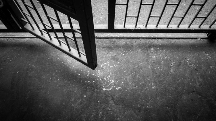  Защитник на правата на децата влезе в затвора за изнасилване на 12-годишно момче