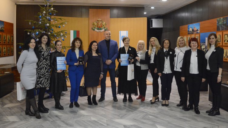 Наградиха призьорите в конкурса „Да украсим Варна за Коледа“ (СНИМКИ)