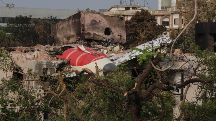 Броят на жертвите от самолетната катастрофа в Индия достигна 279 души