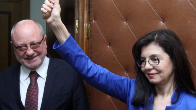 Танев предаде властта на ”интелектуалното бижу” Кунева