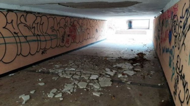 Варненски ужасии, при това по светло: Рухна таванът на подлез