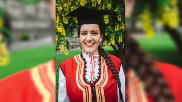 Гери, която взе дипломата си в Швейцария с носия