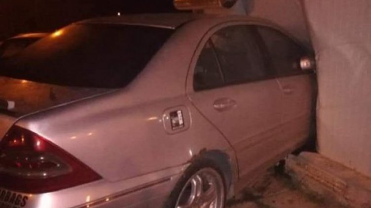 "Мерцедес" се заби в магазин във Варна, пострада собственикът