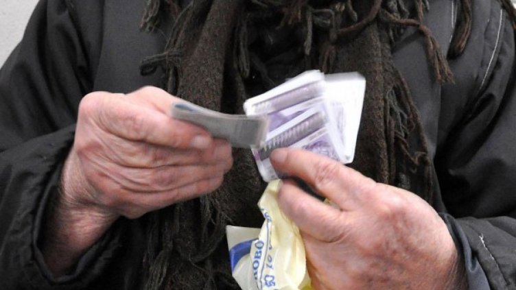 Отново: Насилие над възрастна жена, душили я за пенсията