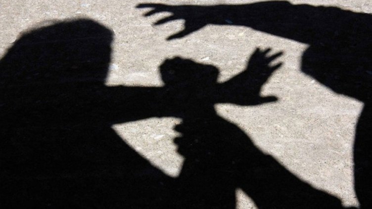 Съблякоха и обраха млад мъж на улицата във Варна