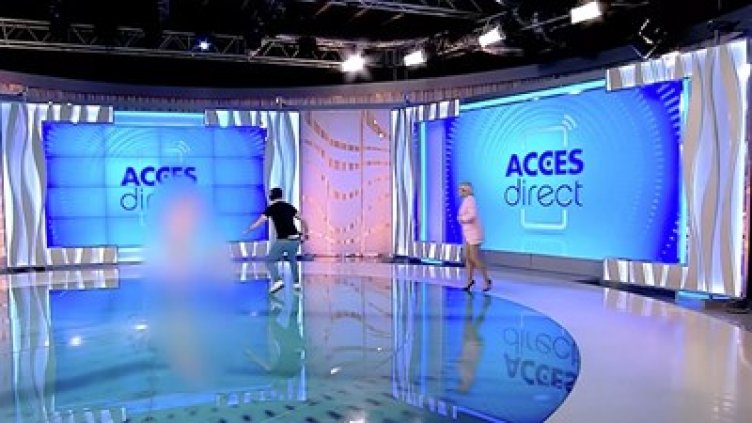 Гола жена нападна тв водеща 