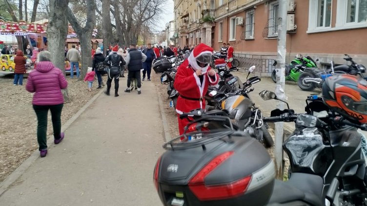 Мотористи, облечени като Дядо Коледа и Снежанка, с благотворително шествие във Варна