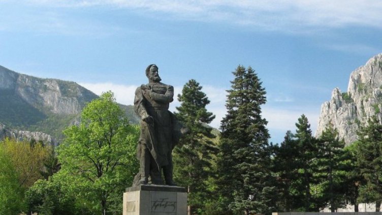 Мъж съблече дрехите си пред общината във Враца