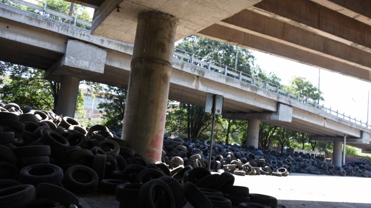 ИЗВОЗВАНЕТО НА ГУМИТЕ ОТ ПЛОЩАДКАТА ПОД АСПАРУХОВИЯ МОСТ ще стане в определените от екоинспекцията срокове. Снимка ПЛАМЕН ГУТИНОВ