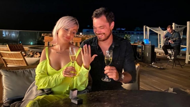 Поли Генова се сгоди 