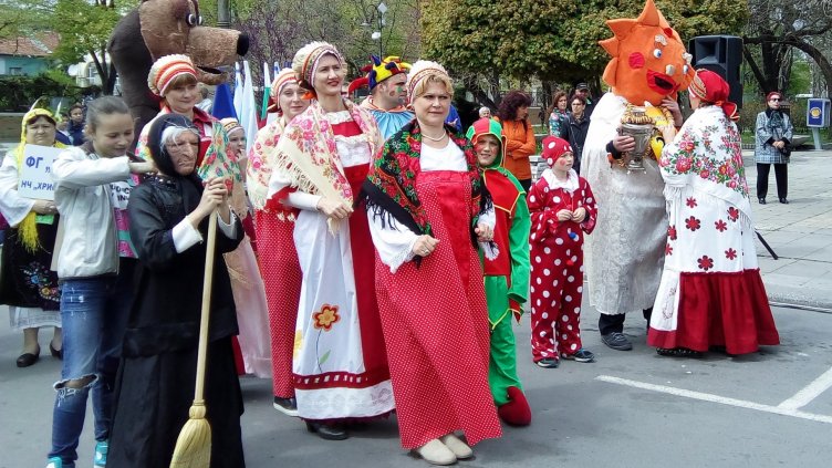 Групата на руската диаспора спечели с &quot;Маша и мечокът&quot; първо място в категорията &quot;За най-добра маска и костюм на герои от приказки, книги, филми, сериали и комикси&quot;