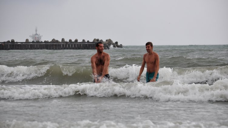 Ентусиасти се изкъпаха в морето под дъжда