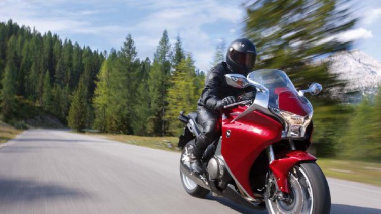 Моторист в тежко състояние след челен удар в кола