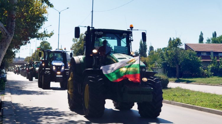 Зърнари блокират в 3 дни за час пътя към ГКПП "Кардам"