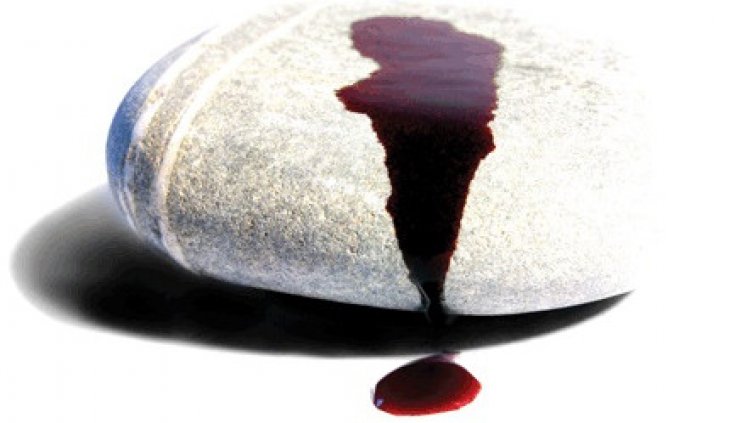 Психично болен удари непозната с камък в главата