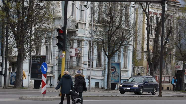 Напук на инцидентите пешеходците продължават да пресичат където им падне (СНИМКИ)