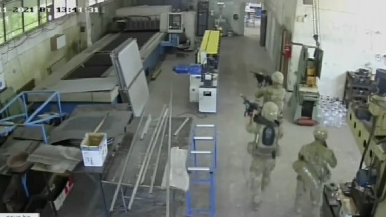 Войници с автомати нахлуха в пловдивско предприятие (ВИДЕО)