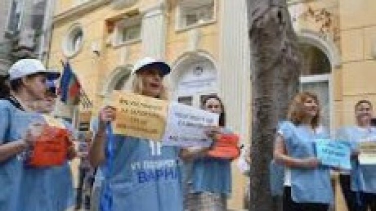 Служителите на НОИ - Варна излязоха на протест за пари