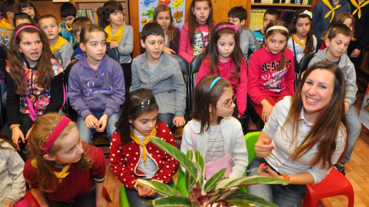 ДЕЦАТА ПРЕДПОЧИТАТ КНИГИ ОТ МЛАДИ АВТОРИ, които говорят на съвременен език, смятат от Регионалната библиотека „Пенчо Славейков“ и това е причината да поканят популярната сред малчуганите писателка Радостина Николова за Международния ден на детската книга;