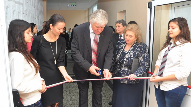 Отвори нов Център по природни науки в Математическата гимназия (СНИМКИ)