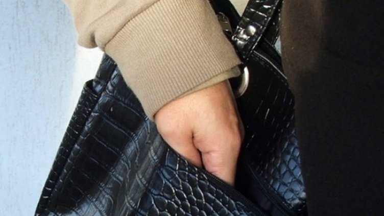 Хванаха криминално проявена, задигнала чанта с пари и документи