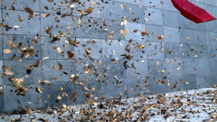 Силен вятър бутна работник от скеле в София