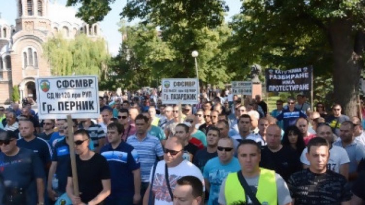 Полицаи, пожарникари и надзиратели пак излизат на протест