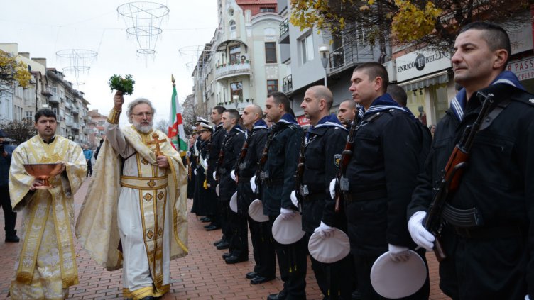 Варна отбелязва Никулден с военен ритуал и молебен за здраве